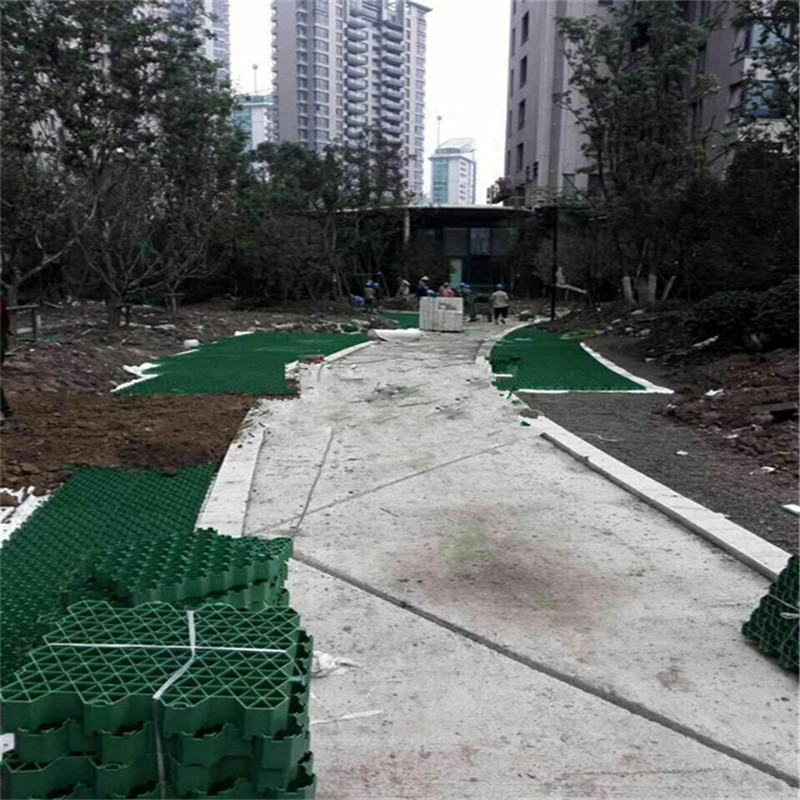 綠化工程中的多功能建材 植草格與抗壓草坪磚的應用及養護